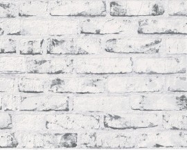 Tapeta na flizelinie niemieckiej firmy A.S. Creation z kolekcji New England. Wzór idealnie imituje stary mur z szarej cegły lekko pociągniety białą farbą.
